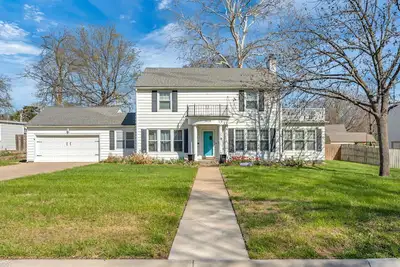 Image de Charming 4br family home w\/ private deck off master, big yard and patio