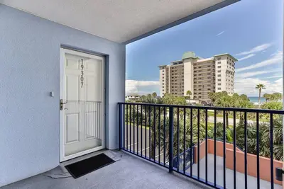 Image de Immaculate Oceanview Oceanwalk 3/2 condo! 19-307