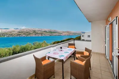 Image de Appartement en bord de mer Ă Pag avec.