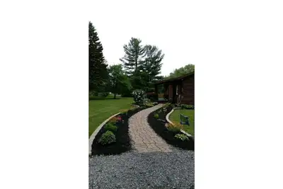 Image de Cabin minutes from Seneca lake! Fire pit, horse shoe pit, hot tub!