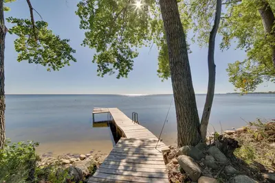 Image de 600' of Green Bay Frontage & Dock: Cozy Cottage