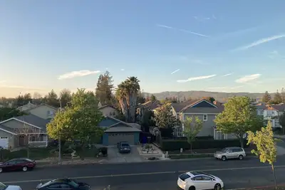 //motivated for long-term renters// 3/2. 5, 2-car garage, ~360 mbps wifi