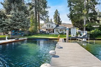 Image de Coeur d'Alene Luxury Waterfront Home with Private Docks and Boat/Jetski Lifts