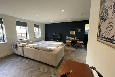 Image de Nestled in a grand private estate, near woodlands, easy access London