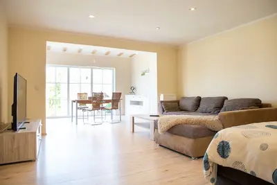 Image de Quiet, sunny apartment with large window front and covered terrace