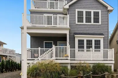 Image de Spacious Home with views of Lake and Beach from deck!