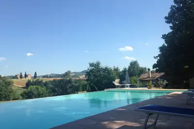 Piscine et détente sur les collines de Bologne entre art, moteurs, cuisine