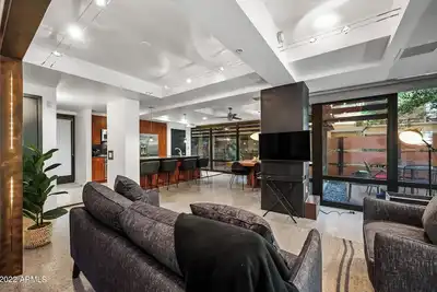 Image de Super hip ground-level condo 2 min walk to Fashion Square. \n