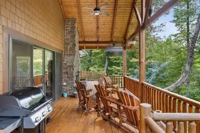 Image de Summer Sale! 3290 sq. ft. Cabin with 2 Master Suites, Hot tub, Fireplace, Etc.