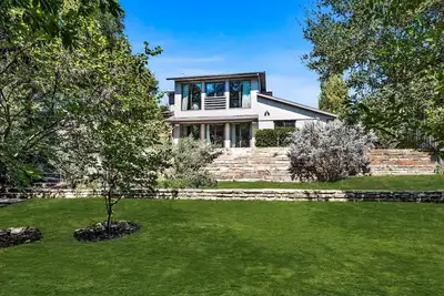 Image de Gorgeous 4 Bedroom Home with a pool on Joe's Creek
