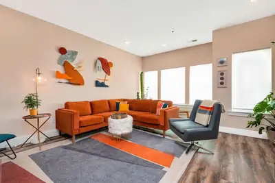 Image de Vibrant, Cheerful Townhouse Near Heart of Downtown
