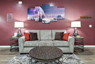 Image de U3 - Stunning Themed Home! - Peloton Bike - 3 King Beds - 1g WiFi - 2 Work Desks