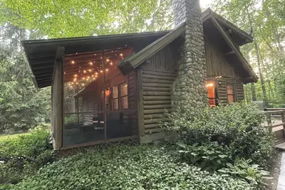 Image de Secluded Log Cabin with trail to North Point County Park to the beach.