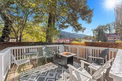 Image de Picturesque Garden Retreat w\/Deck With Hot Tub