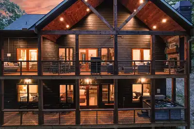 Image de Modern luxury - King beds, hot tub, pool table