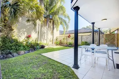 Image de Sunny Somerset -2b located opp Byron Bay markets