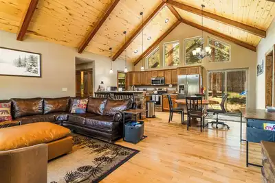 Image de Pet friendly with gated deck! Bike wash & storage, fireplace, firepit, garage