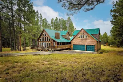Image de Classic home, trail access, outdoor kids playhouse, guest house, foosball