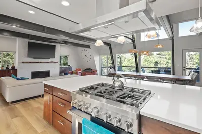 Image de Modern Lodge, Privacy & Views, Large Dining Table, High spd wifi, desks all BRs
