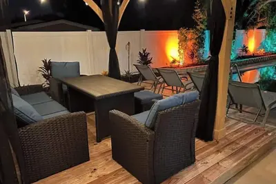 Image de Tropical Pool & Patio Bar & minutes to the beach