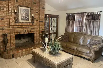 Image de Home away from home. Forget your worries in this spacious and peaceful home.