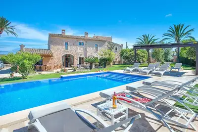 Image de Impressive Stone-Clad Country House, A\/C, Private Pool, Immaculate Gardens - 5 mins from Cala d'Or!
