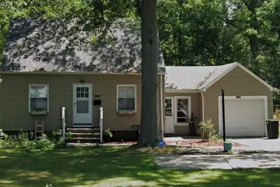 Image de Westlake home tucked into nature - large fenced in yard.