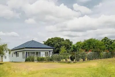 Image de Cottage in the country with a mountain view
