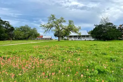Image de Luxury Round Top Farmhouse / 6mil to The Square