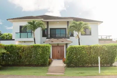 Image de Large Remodeled 4 Bedroom Home. Exclusive Resort Style Community.