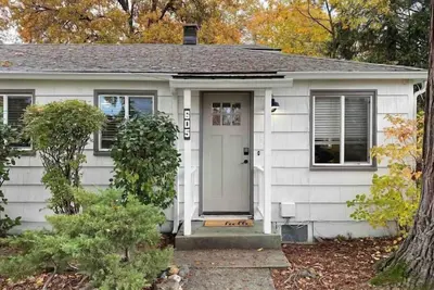 Image de Cute Home with fully fenced yard Hot Tub and Fire Pit.