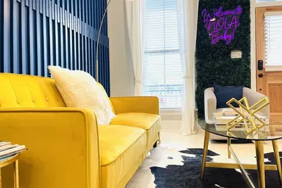 Image de Stylish Getaway w/ King Suite- 5 mins to Bourbon