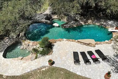 Image de 10, 000 Sq. Ft Lux Estate on 650 Acres with Amazing Pool, Spa & Hill Country Views