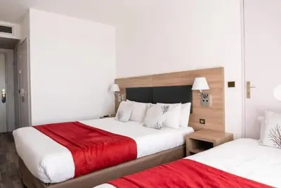 Image de 15m de la Plage du midi | Chambre triple + Rooftop