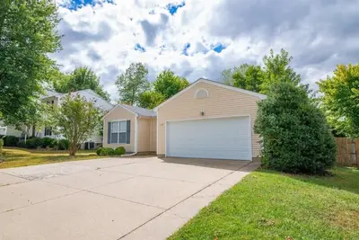 Image de Less than mile to sports park, private house and yard.