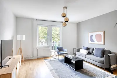 Image de Deluxe Bachletten 3 Room w\/ Storage, nr Train Station, by Blueground