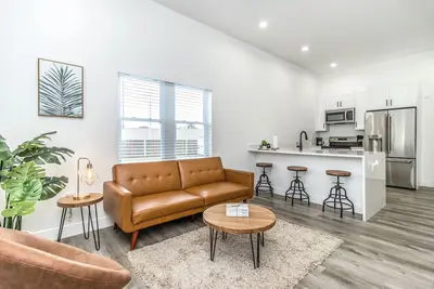 Image de Cheerful 2-bedroom home with free parking/Wi-Fi