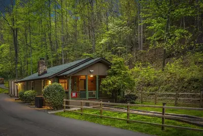 Image de Lazy Bear Valley is a rustic cabin retreat just minutes from Gatlinburg!