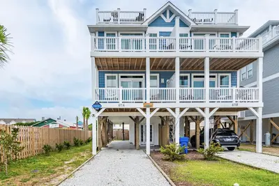 Image de New with amazing views! Sandy Bottoms Beach House