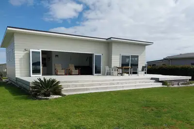 Image de 2 Bedroom Bach With Sea Views, a 5 minute walk to beach.