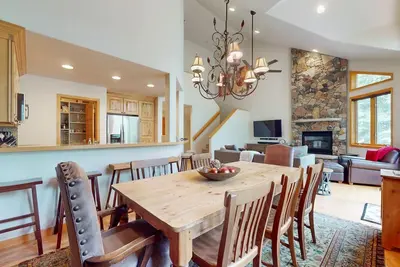 Image de Central townhome with deck, grill, & shared hot tub - walk to hiking & shuttle