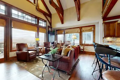 Image de Luxe top-floor condo with mountain views, private balcony, grill & pools