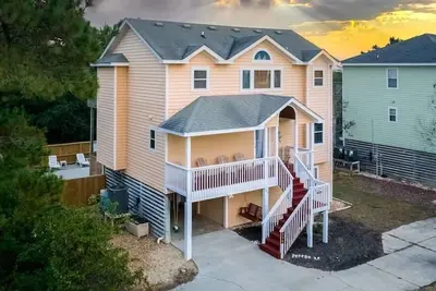 Short Walk to Beach w Private Pool, Spa Game Room!