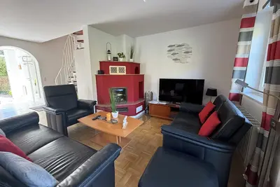 Image de Das Großzügige Reihenendhaus Befindet Sich in Zentraler Lage mit Blick auf die A