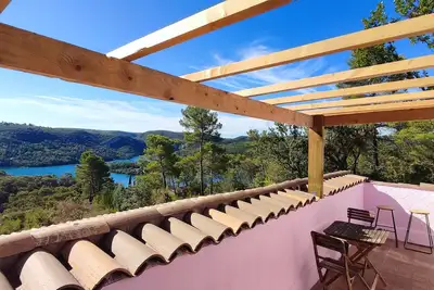 Image de Haut de villa de standing avec une vue magnifique du lac