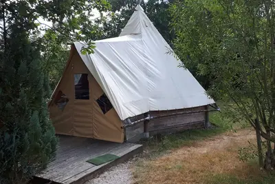 Cabane apache 4 places dans un domaine  avec piscine couverte