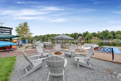 Image de Lake Front! \"Great Lake Escape\" Dock w/ Hot Tub, Fire Pit, Pool Table, Foosball & Shuffleboard
