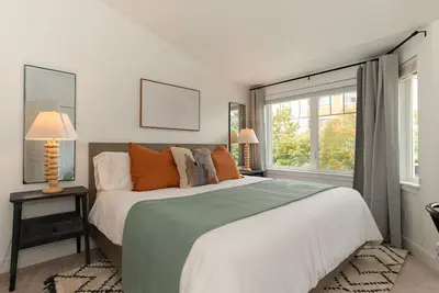 Image de Walk-to-everything 3bd & 3ba Townhome next to Lake and Lightrail