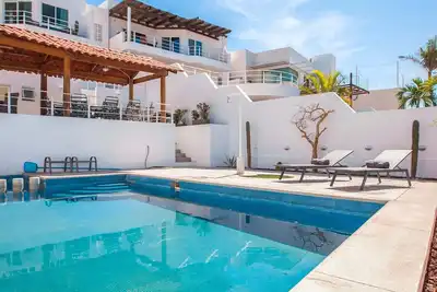 Image de Private Terrace | Bbq | Pool | Walk to Beach
