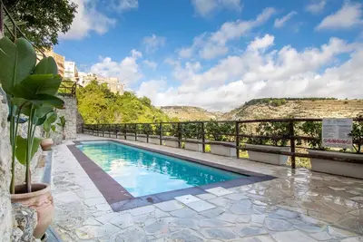 Image de Maison de vacances 'Chibao House' avec piscine privée, vue sur les montagnes, jardin et Wi-Fi.
